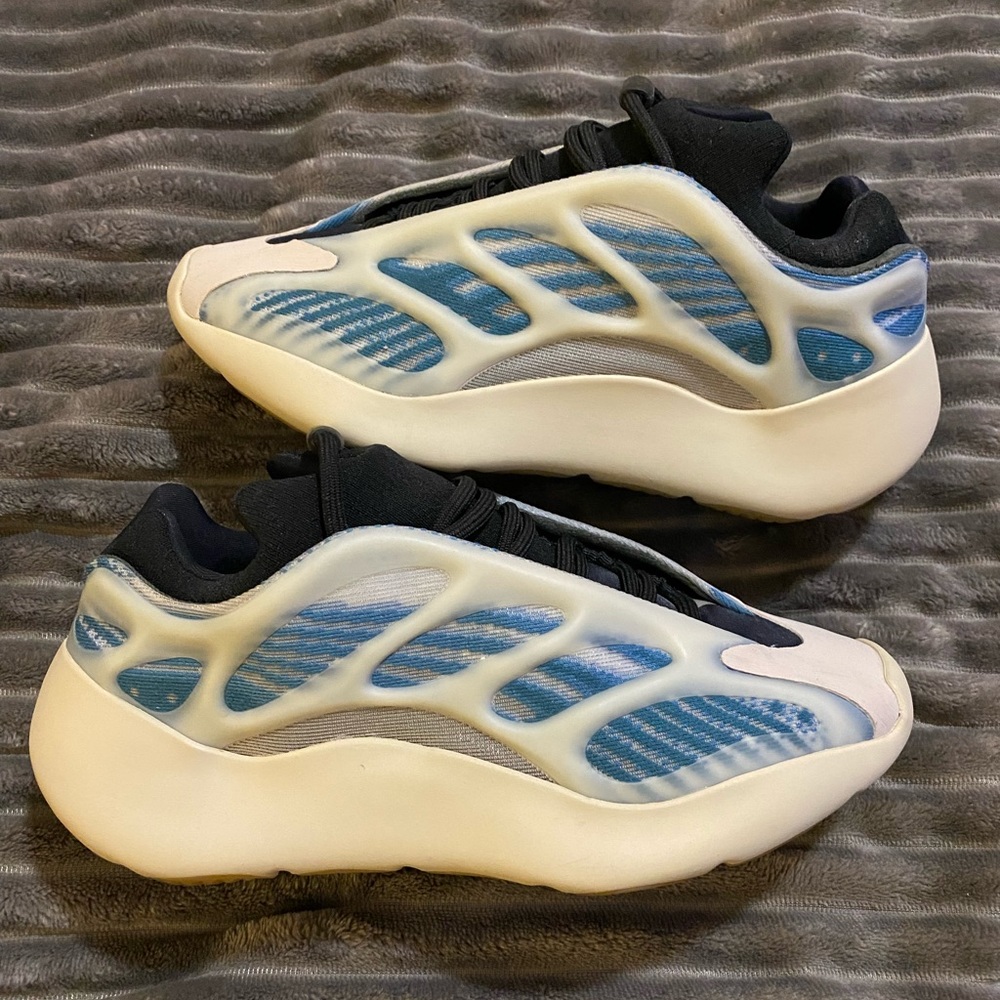 Yeezy 700 V3 Kyanite Sz6 (5.5men)